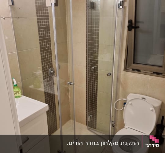 מקלחון זכוכית עם דלתות שקופות וברז מתכת